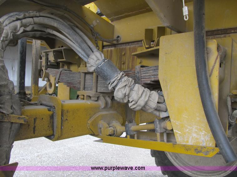 image for item F8900 2002 Ag-Chem RoGator 854 self-propelled sprayer