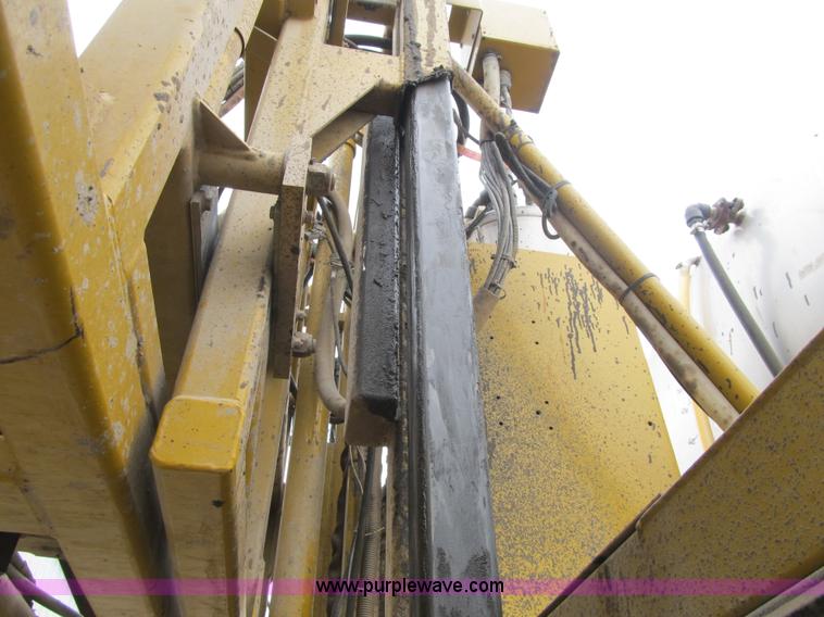 image for item F8900 2002 Ag-Chem RoGator 854 self-propelled sprayer