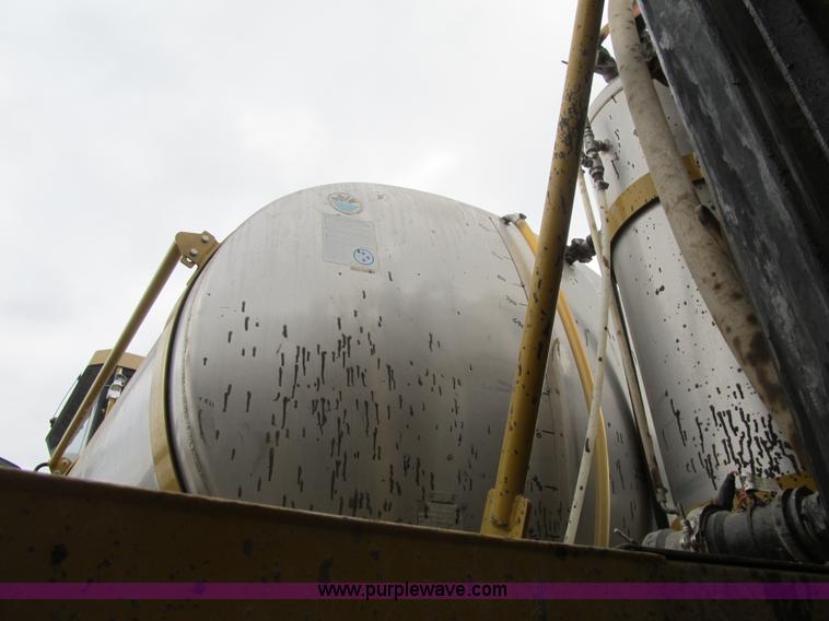 image for item F8900 2002 Ag-Chem RoGator 854 self-propelled sprayer