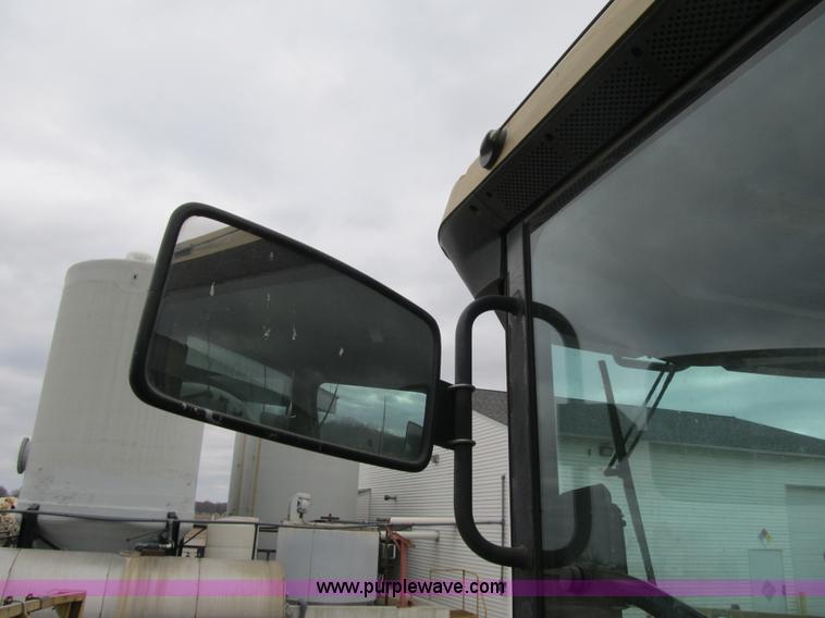 image for item F8900 2002 Ag-Chem RoGator 854 self-propelled sprayer