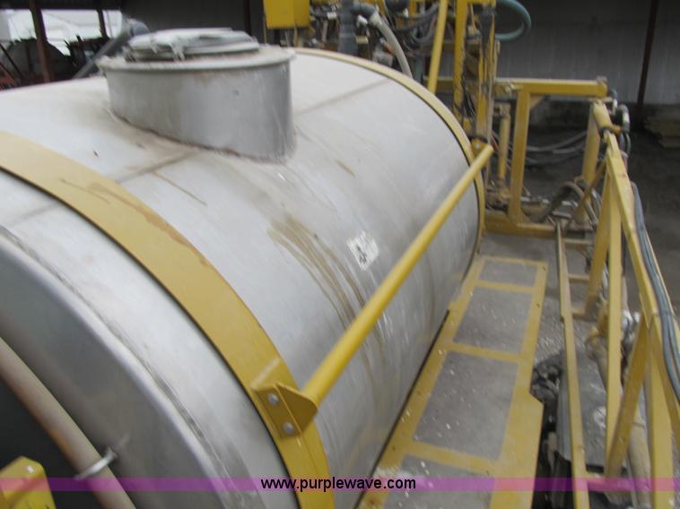 image for item F8900 2002 Ag-Chem RoGator 854 self-propelled sprayer