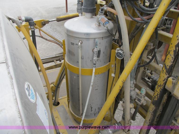 image for item F8900 2002 Ag-Chem RoGator 854 self-propelled sprayer