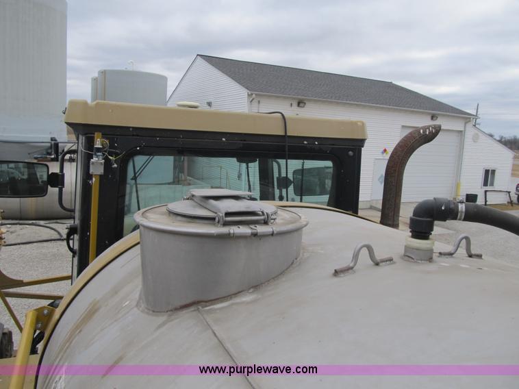 image for item F8900 2002 Ag-Chem RoGator 854 self-propelled sprayer