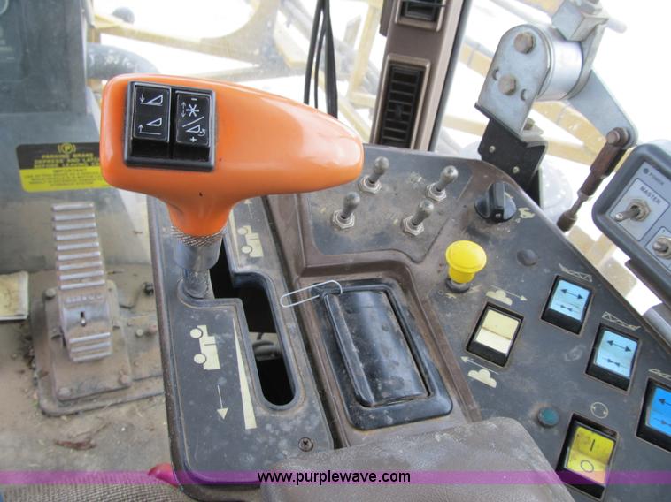 image for item F8900 2002 Ag-Chem RoGator 854 self-propelled sprayer