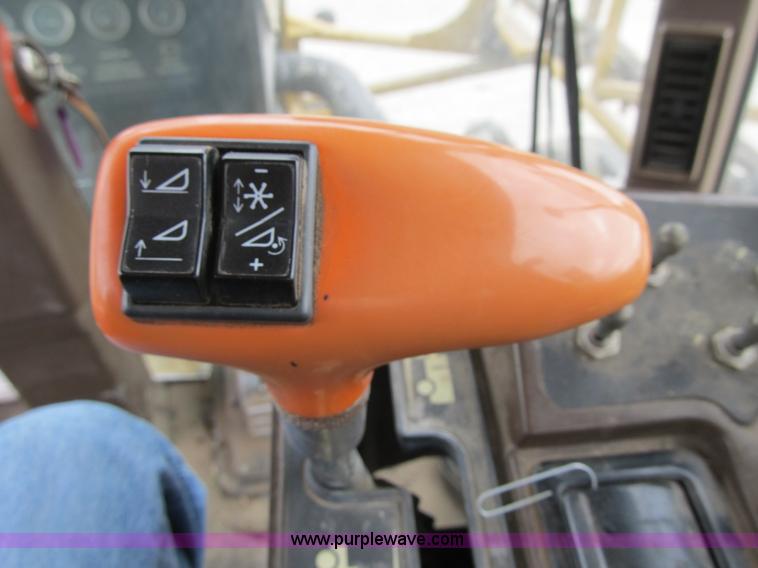 image for item F8900 2002 Ag-Chem RoGator 854 self-propelled sprayer