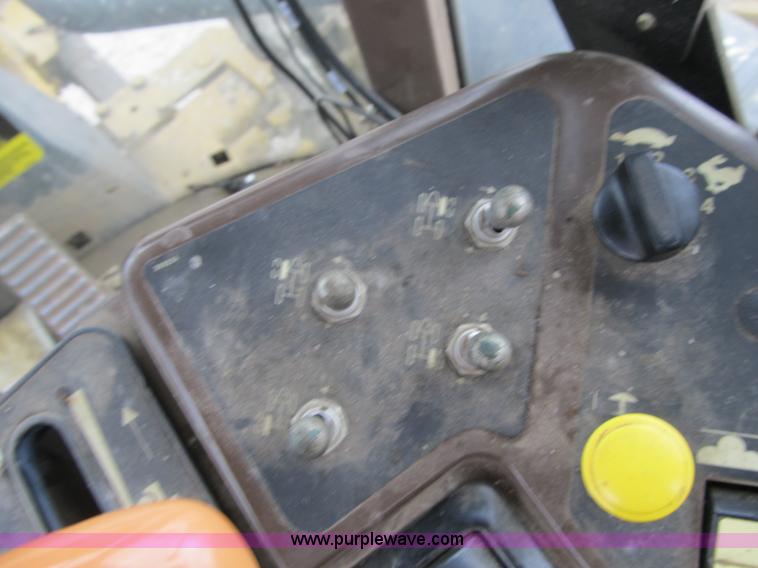 image for item F8900 2002 Ag-Chem RoGator 854 self-propelled sprayer