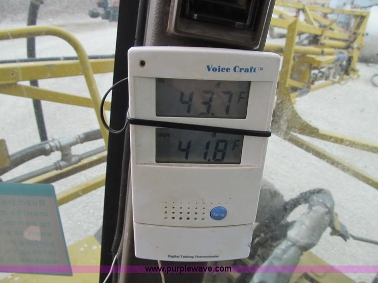 image for item F8900 2002 Ag-Chem RoGator 854 self-propelled sprayer