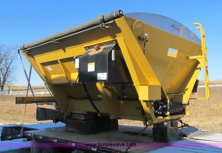 image for item F8931 New Leader L3020 spreader bed