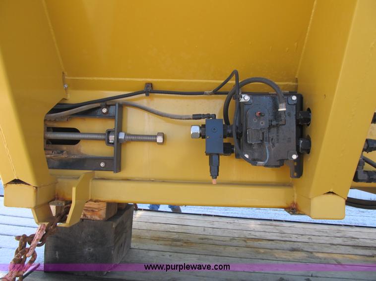 image for item F8931 New Leader L3020 spreader bed