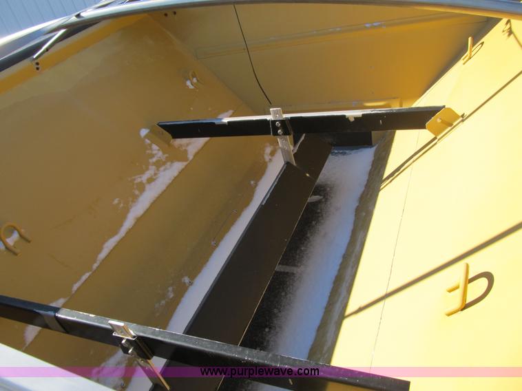 image for item F8931 New Leader L3020 spreader bed