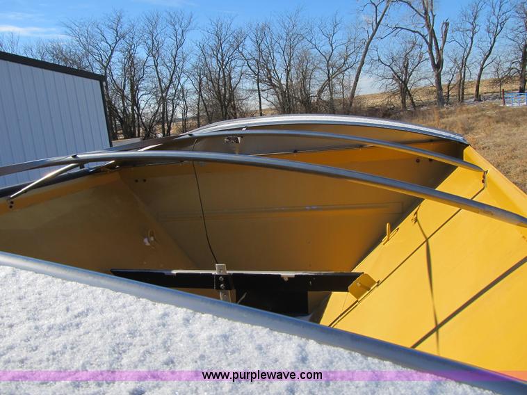 image for item F8931 New Leader L3020 spreader bed