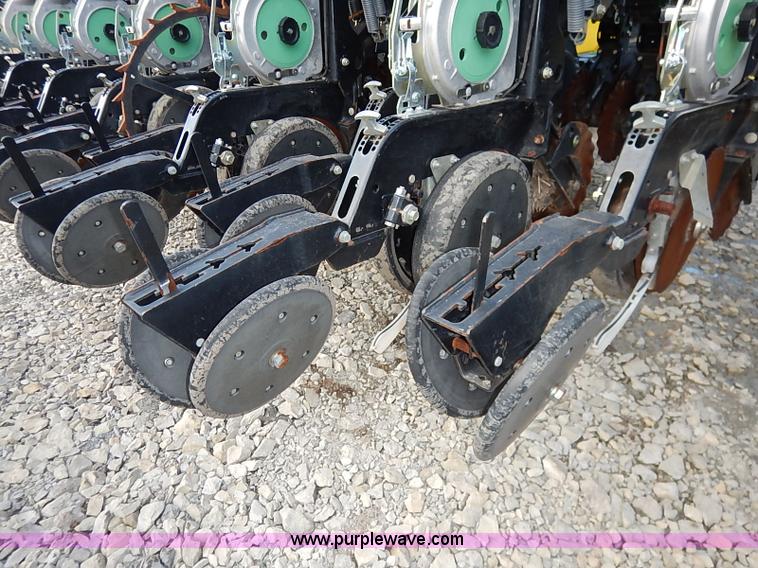 image for item I5084 2008 Great Plains YP1225 planter