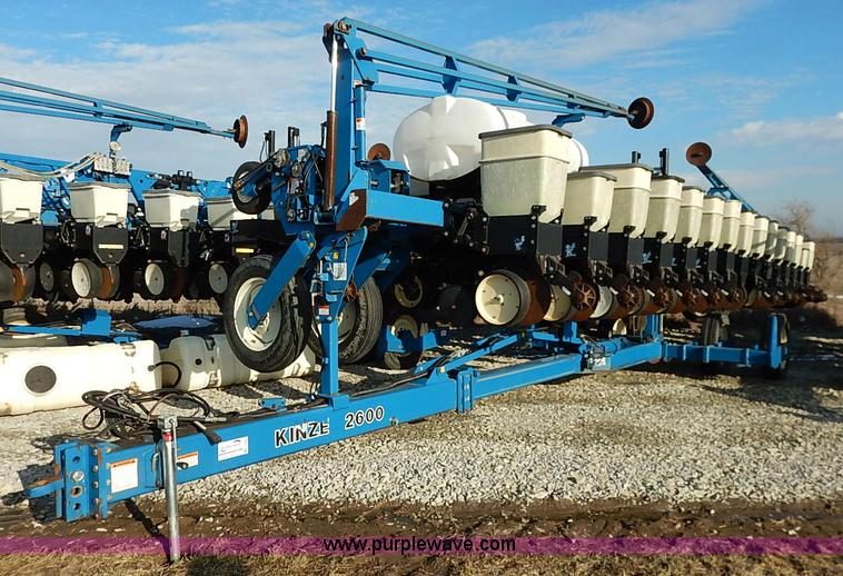 image for item I5085 1999 Kinze 2600 interplant planter