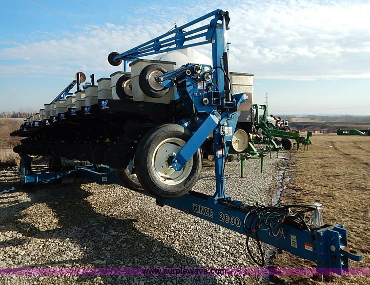 image for item I5085 1999 Kinze 2600 interplant planter