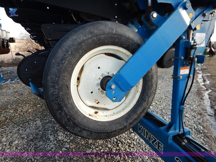 image for item I5085 1999 Kinze 2600 interplant planter