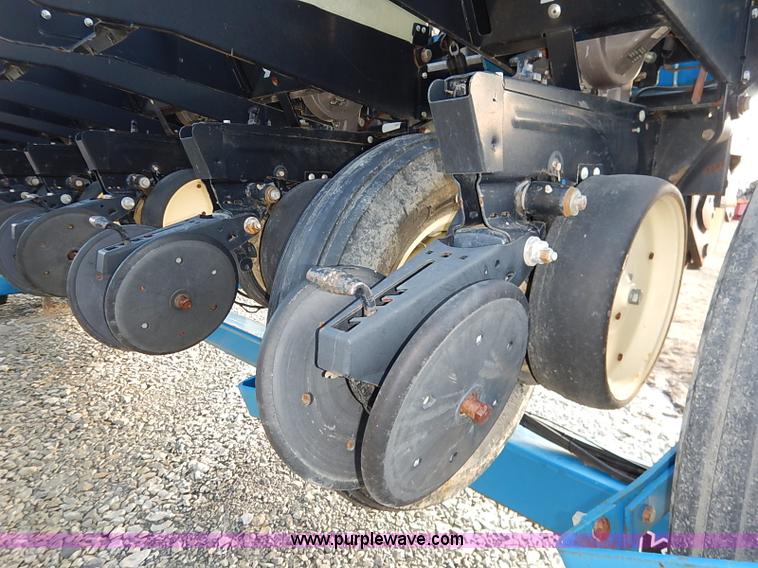 image for item I5085 1999 Kinze 2600 interplant planter