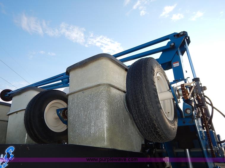 image for item I5085 1999 Kinze 2600 interplant planter