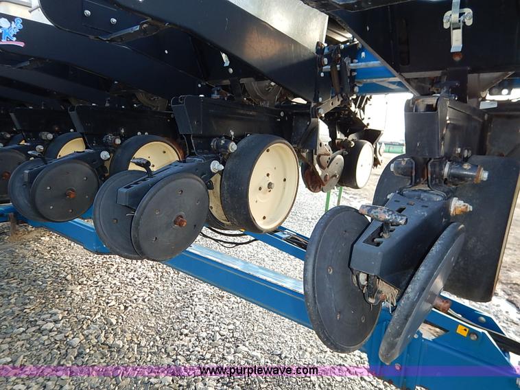 image for item I5085 1999 Kinze 2600 interplant planter