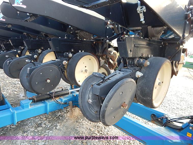 image for item I5085 1999 Kinze 2600 interplant planter