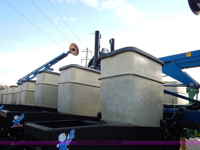 image for item I5085 1999 Kinze 2600 interplant planter