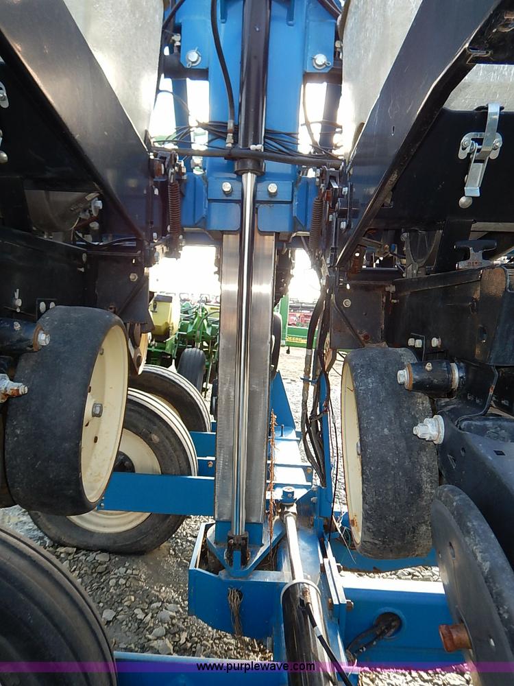 image for item I5085 1999 Kinze 2600 interplant planter