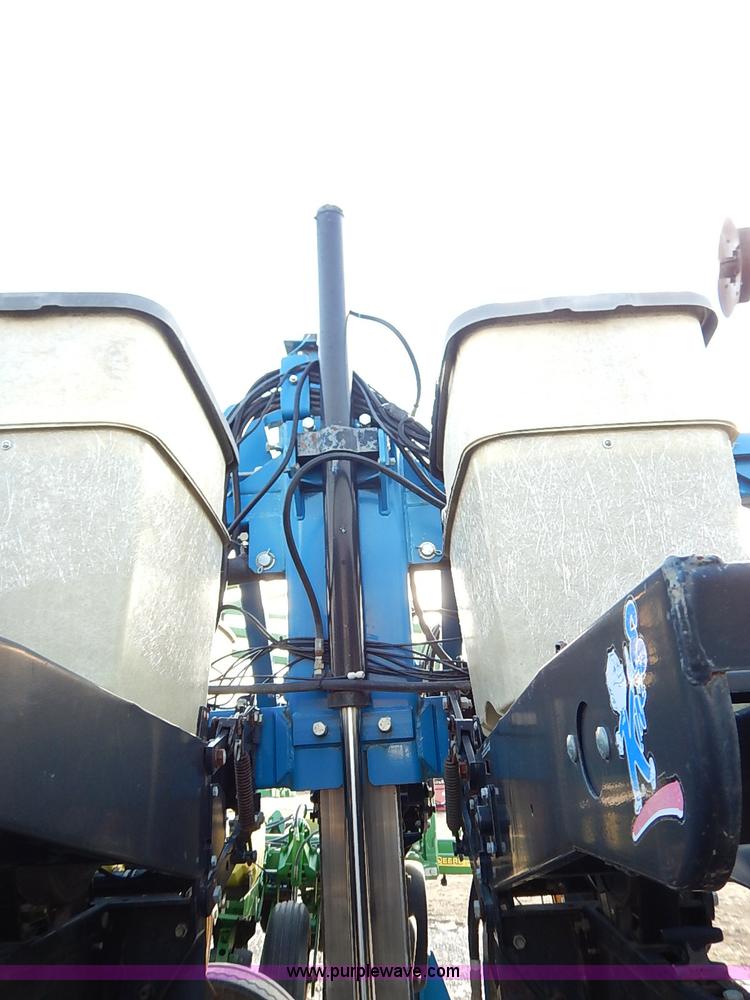 image for item I5085 1999 Kinze 2600 interplant planter