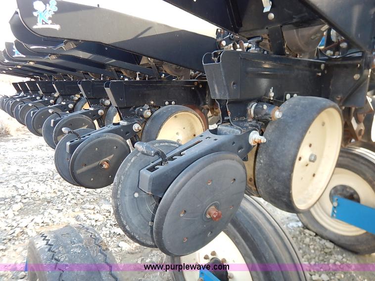 image for item I5085 1999 Kinze 2600 interplant planter