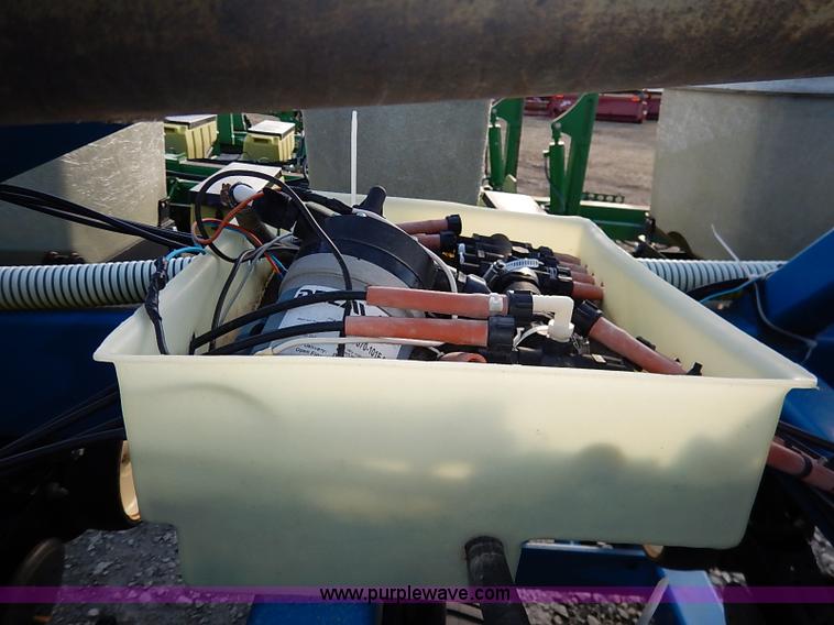 image for item I5085 1999 Kinze 2600 interplant planter