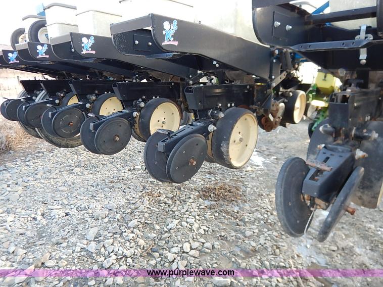 image for item I5085 1999 Kinze 2600 interplant planter