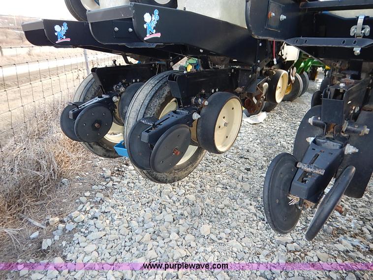 image for item I5085 1999 Kinze 2600 interplant planter