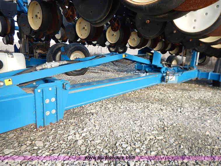 image for item I5085 1999 Kinze 2600 interplant planter