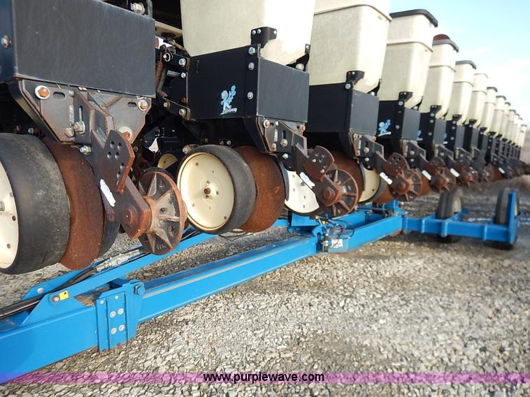 image for item I5085 1999 Kinze 2600 interplant planter