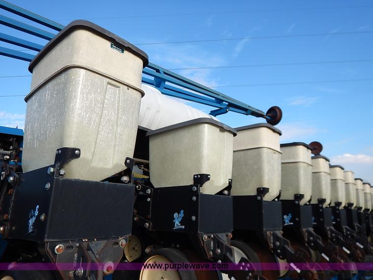 image for item I5085 1999 Kinze 2600 interplant planter