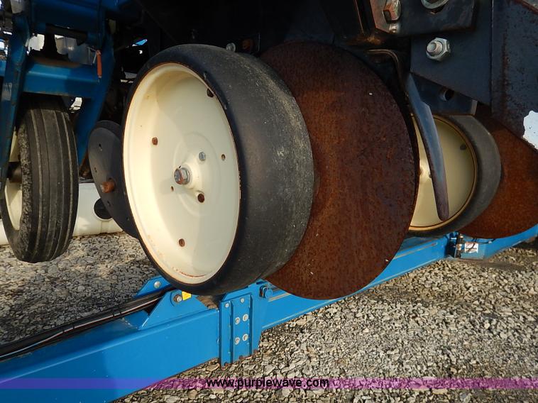 image for item I5085 1999 Kinze 2600 interplant planter