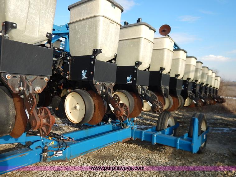 image for item I5085 1999 Kinze 2600 interplant planter
