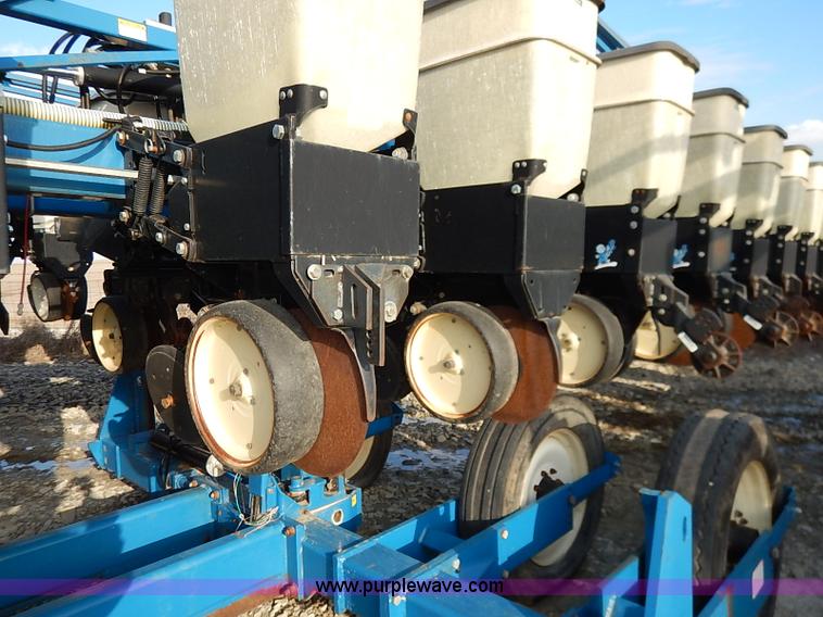 image for item I5085 1999 Kinze 2600 interplant planter
