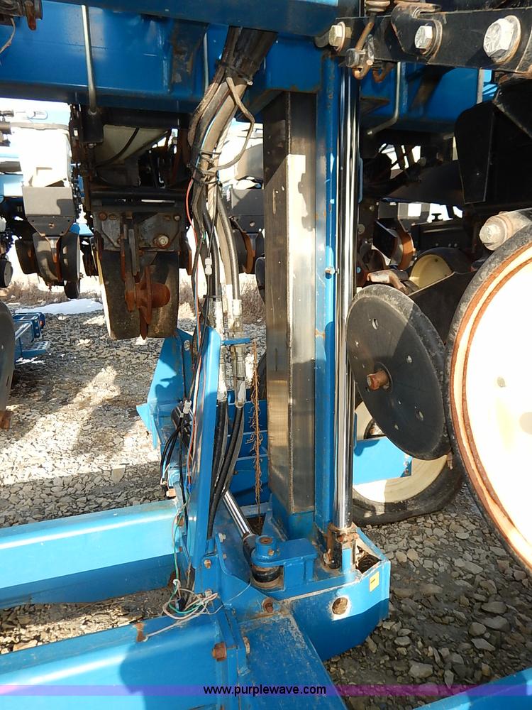 image for item I5085 1999 Kinze 2600 interplant planter