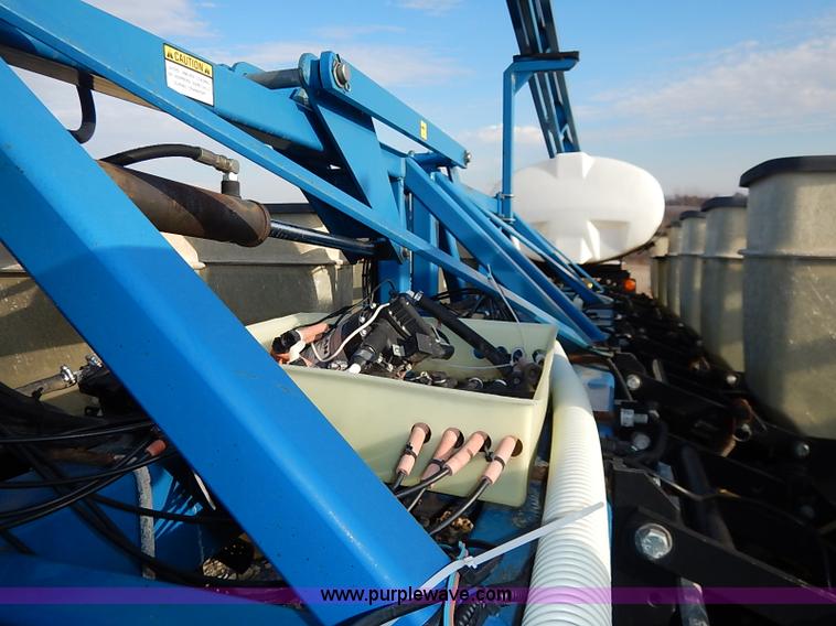image for item I5085 1999 Kinze 2600 interplant planter