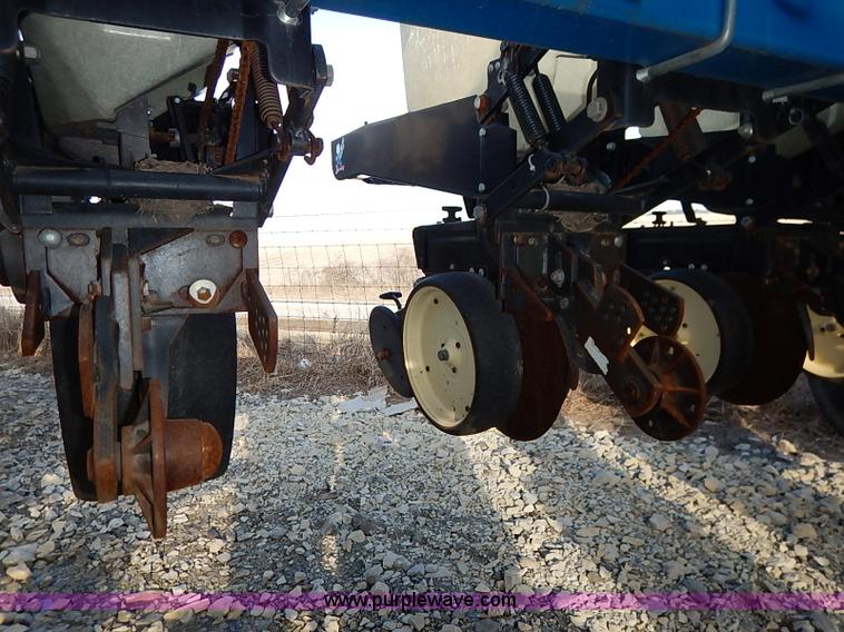 image for item I5085 1999 Kinze 2600 interplant planter