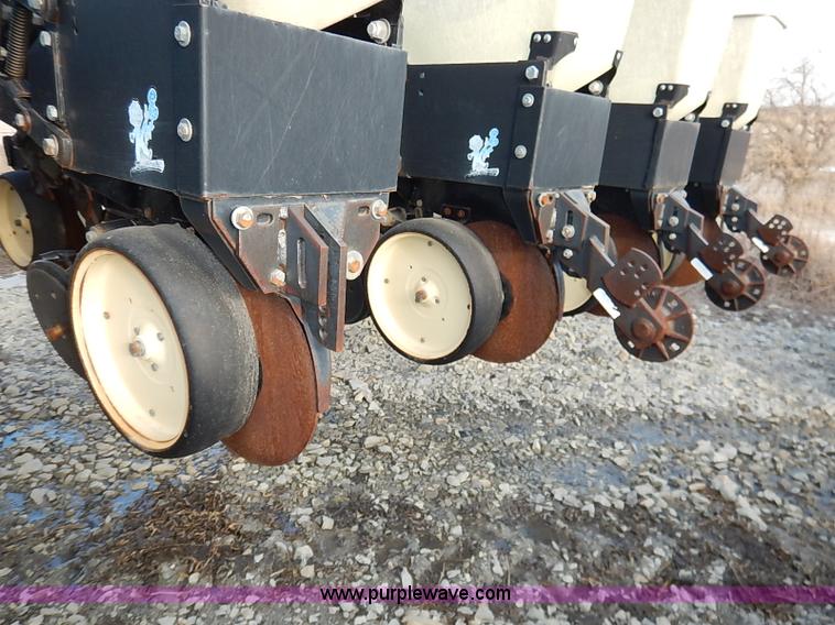image for item I5085 1999 Kinze 2600 interplant planter
