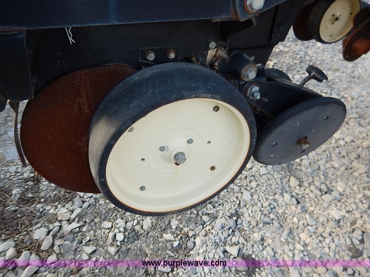 image for item I5085 1999 Kinze 2600 interplant planter