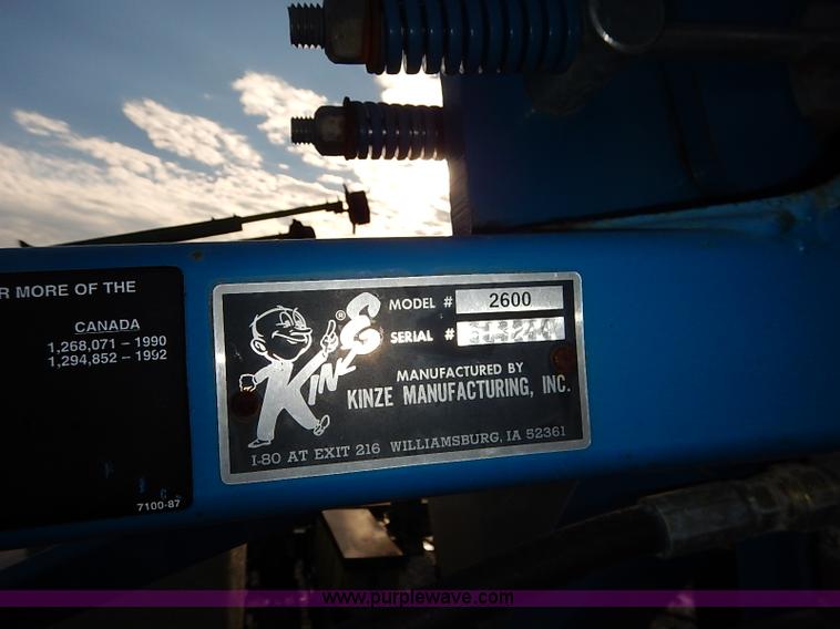 image for item I5085 1999 Kinze 2600 interplant planter