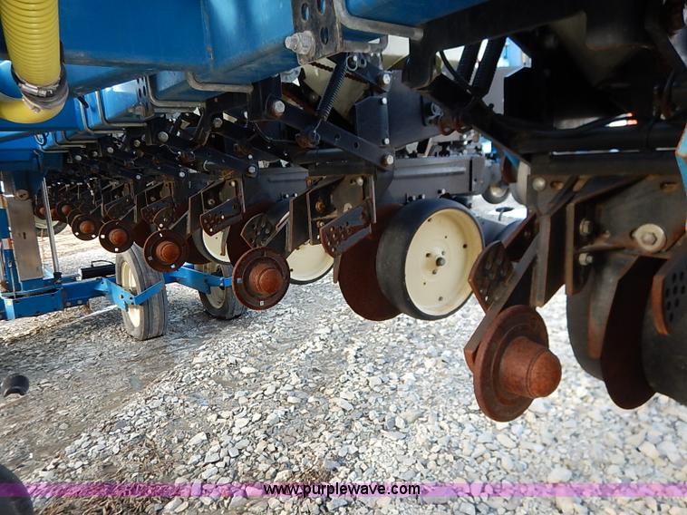 image for item I5085 1999 Kinze 2600 interplant planter