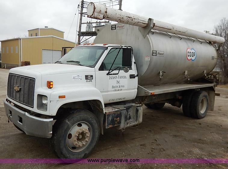image for item I5092 2001 Chevrolet C7500 feed truck