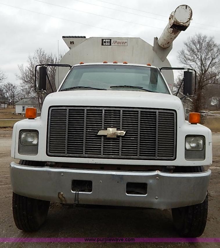 image for item I5092 2001 Chevrolet C7500 feed truck