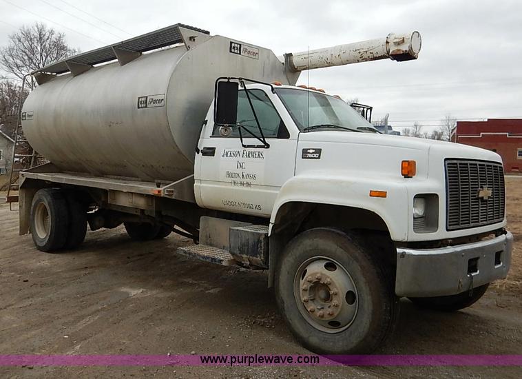 image for item I5092 2001 Chevrolet C7500 feed truck
