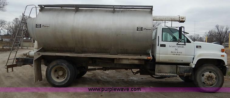 image for item I5092 2001 Chevrolet C7500 feed truck