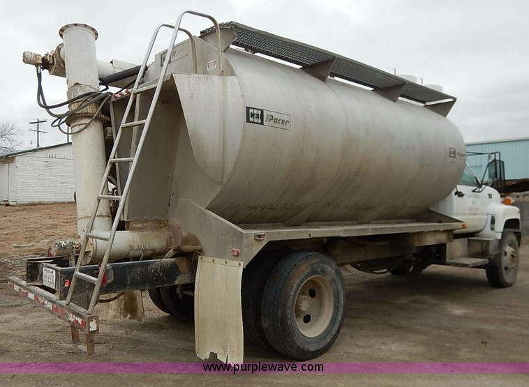 image for item I5092 2001 Chevrolet C7500 feed truck