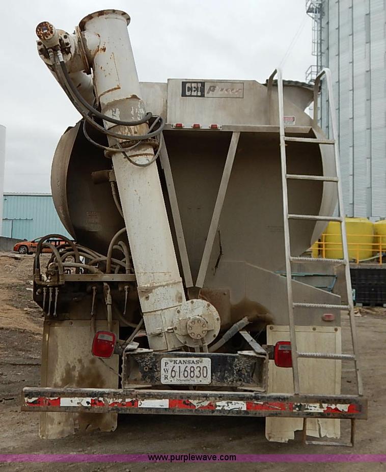 image for item I5092 2001 Chevrolet C7500 feed truck