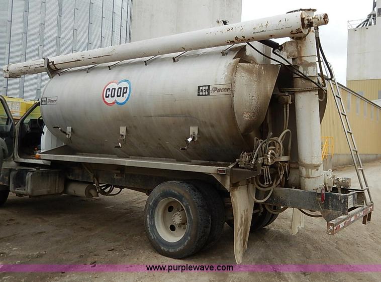 image for item I5092 2001 Chevrolet C7500 feed truck